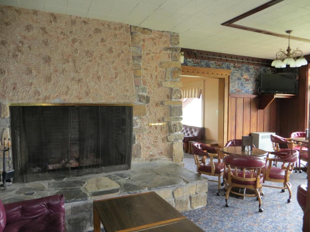 Prince Of Wales Hotel Waterton Park Exterior photo