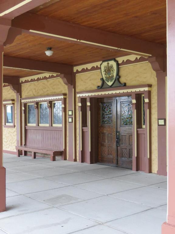 Prince Of Wales Hotel Waterton Park Exterior photo