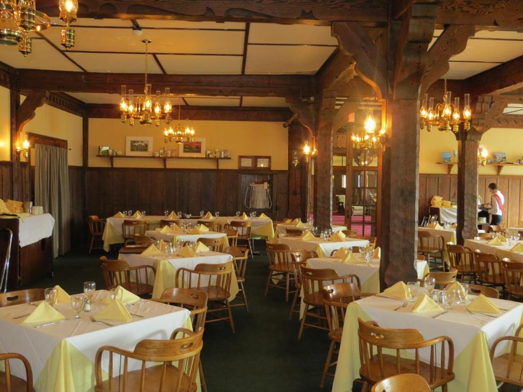 Prince Of Wales Hotel Waterton Park Exterior photo