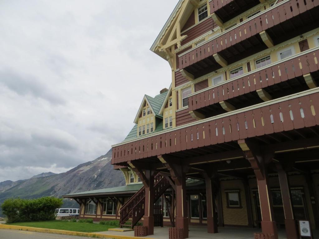 Prince Of Wales Hotel Waterton Park Exterior photo