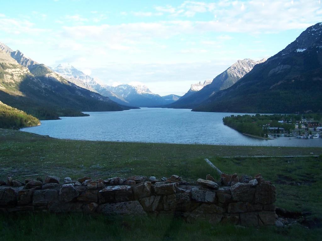 Prince Of Wales Hotel Waterton Park Exterior photo